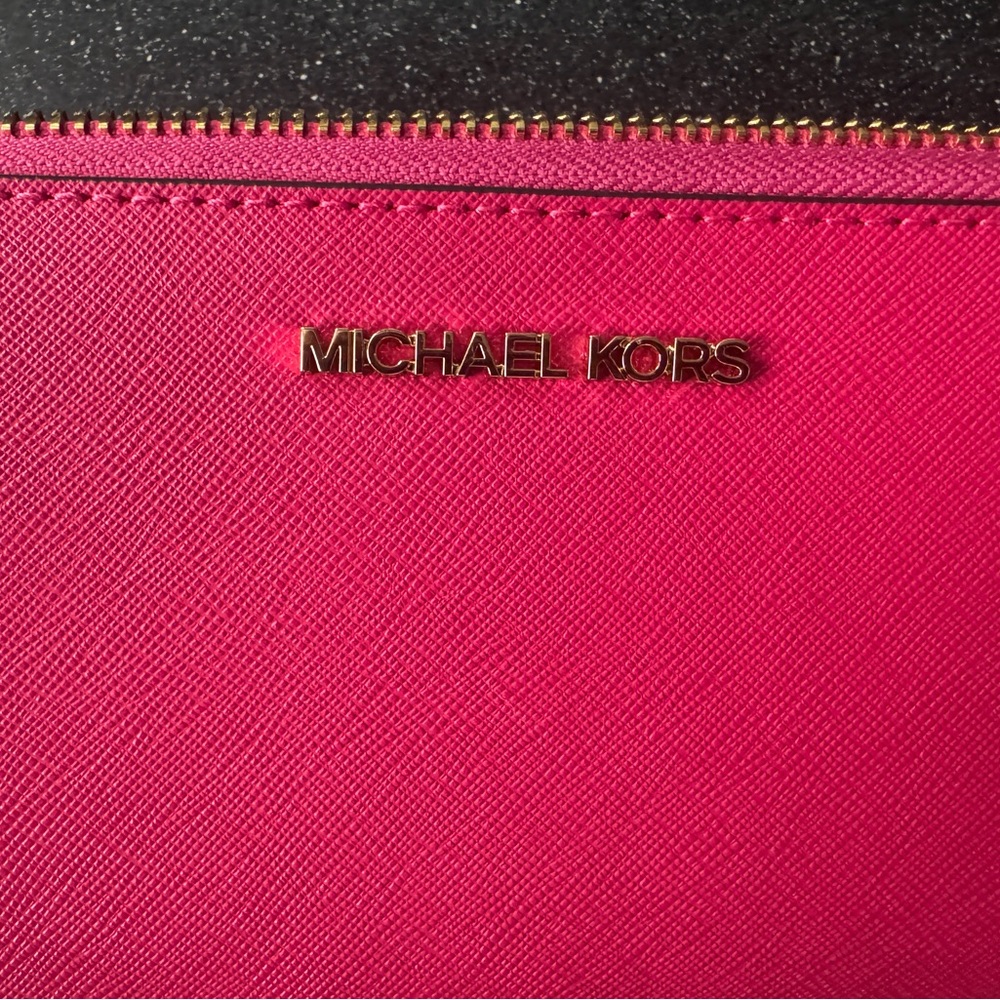 Michael Kors Jet Set Travel Three-quarter Zip Wallet - Picture 2 of 8
